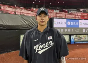 청소년야구 우승한 정윤진 감독 “늑대들 모조리 처단, 어깨에 메고 나왔다”